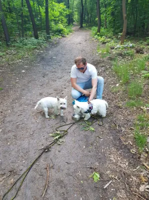 Är manliga eller kvinnliga Westies bättre? : Ge vatten till manliga och kvinnliga Westie -hundar under en skogsvandring